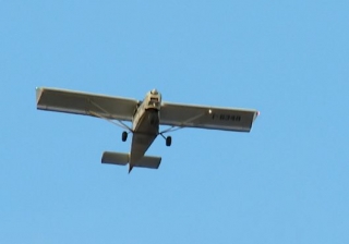 por el aire